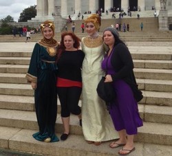 Foto dengan Busana Muslim, Dian Pelangi Dihampiri Fans Dadakan di AS