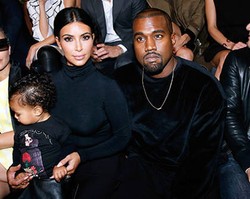 Masih Balita, Putri Kim Kardashian Duduk di Front Row Paris Fashion Week