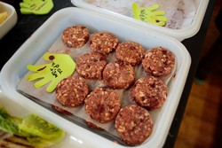 Hii! Restoran di London Sajikan Burger Rasa Daging Manusia