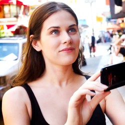 Cantik & Seksi, Fotografer Ini Juga Penuh Prestasi