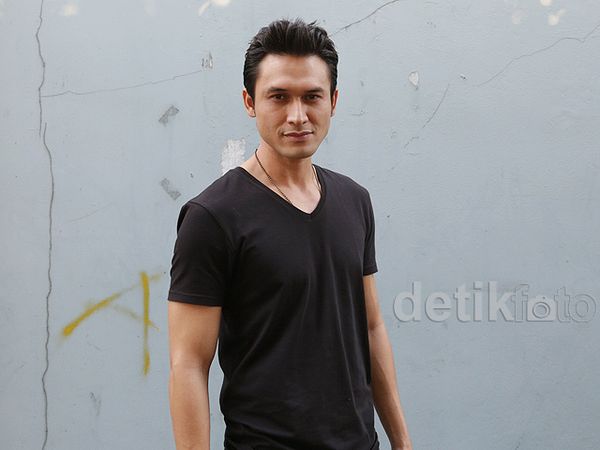 Man in Black, Indra Bruggman