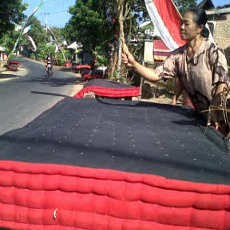 Tradisi Unik Mepe Kasur Jelang Ritual Tumpeng Sewu di Kemiren