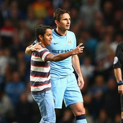 Menerobos Masuk Lapangan Demi Selfie Bareng Lampard