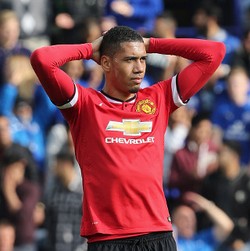 Smalling Dikabarkan Cedera Saat Latihan, Stok Bek MU Makin Tipis