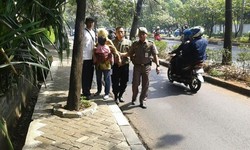 Nenek Maisuroh Terpaksa Jadi Joki 3 in 1 dan Mengemis untuk Hidupi Anak