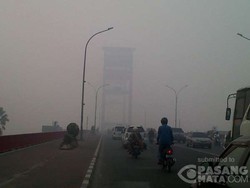 Penampakan Jembatan Ampera yang Tertelan Kabut Asap
