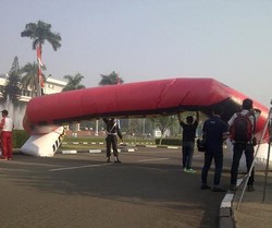 Menunggu Peserta Gowes di Mabes TNI Cilangkap, Gapura Finis Kempes