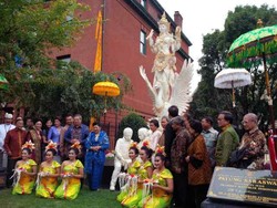 SBY Resmikan Patung The Power of Love and Knowledge