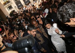 Ups, Kim Kardashian Diserang Fans Saat Tiba di Paris Fashion Week