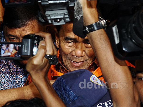 Gubernur Riau Resmi Ditahan KPK Gubernur Riau Resmi Ditahan KPK