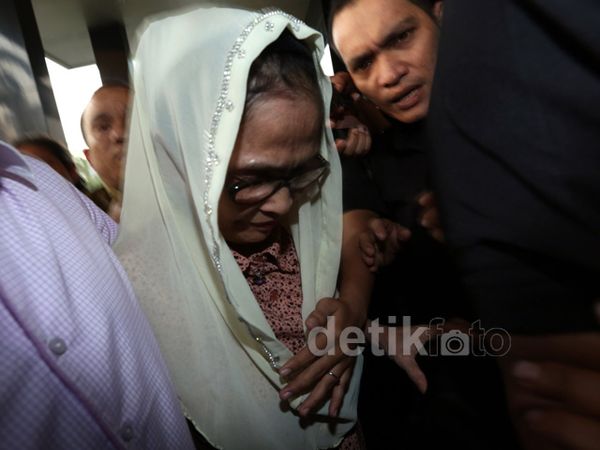 KPK Bebaskan Istri Gubernur Riau KPK Bebaskan Istri Gubernur Riau