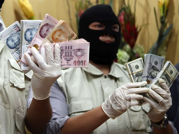 KPK Tetapkan Gubernur Riau Annas Jadi Tersangka KPK Tetapkan Gubernur Riau Annas Jadi Tersangka