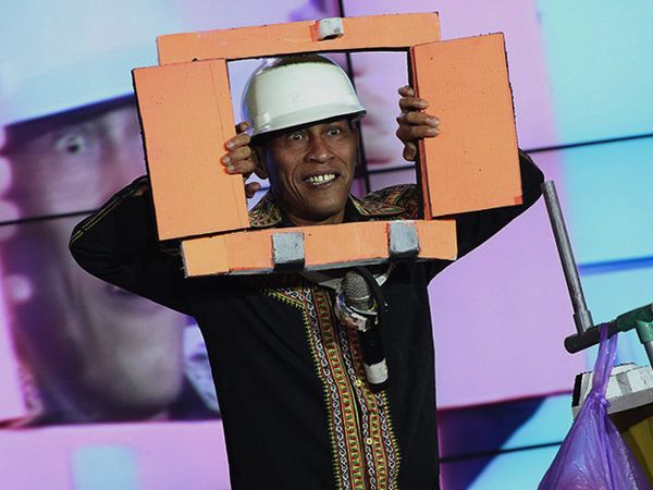 Seniman Pantun Beraksi di Penghargaan Sapta Pesona