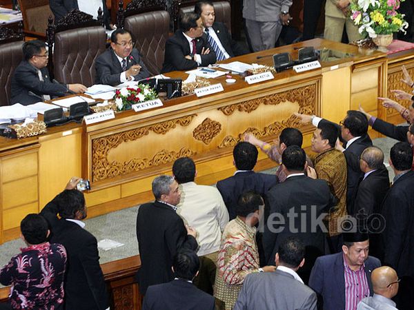 Sempat Ricuh, DPR Akhirnya Sahkan Pilkada Lewat DPRD