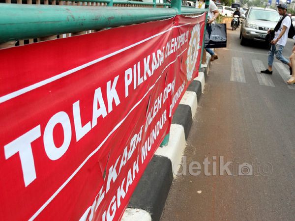 Spanduk Tolak Pilkada Lewat DPRD Hiasi Ibukota