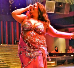 Cerita Wanita Bertubuh Big Size yang Sukses Jadi Penari Perut Profesional