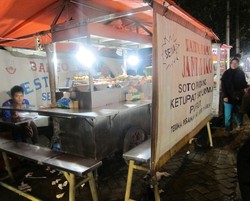 Di Malam Hari, Bisa Beli Sate Padang hingga Martabak Manis di Pasar Mampang