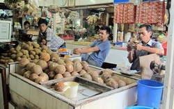 Haji Jon, Juragan Kelapa Sudah 46 Tahun Berjualan di Pasar Mampang Prapatan