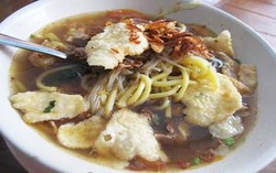 Slruup! Siang Ini Enaknya Jajan Soto Mie yang Gurih Segar