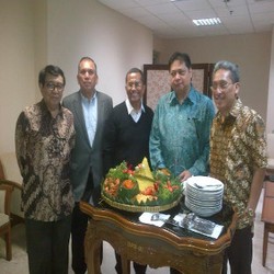 Rapat Terakhir, Komisi VI DPR Makan Tumpeng Bareng Dahlan