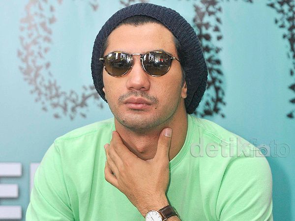 Gaya Reza Rahadian dengan Topi Kupluk