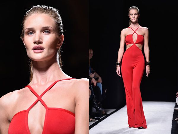 Rosie Huntington-Whiteley Merah Membara di Paris Fashion Week