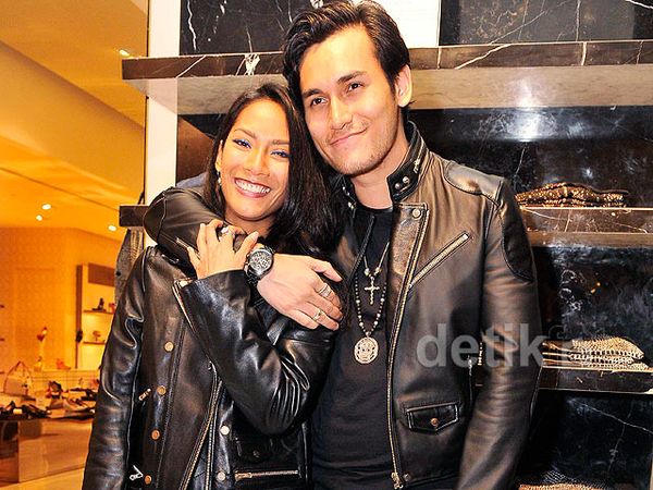 Hot Couple! Arifin Putra Rangkul Mesra Tara Basro