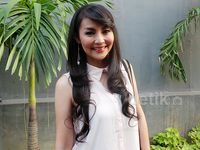 Sedih Bercerai, Tessa Kaunang Tetap Tersenyum