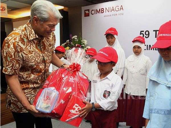 CIMB Niaga Bagikan Tas