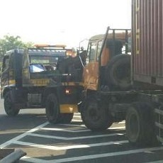 Sopir Truk Trailer Tidak Pasang Tanda Pengaman Resmi Saat Truk Mogok