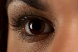 Berkat Implan Mata Bionik, Wanita Ini Bisa Melihat Lagi