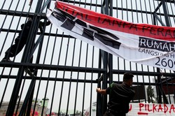 Pamdal DPR Copot Spanduk Gedung DPR/MPR Dijual, Pemasang Masih Misterius