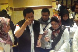 Dirjen Kemenag Cicipi Makanan Jamaah Haji Saat Armina