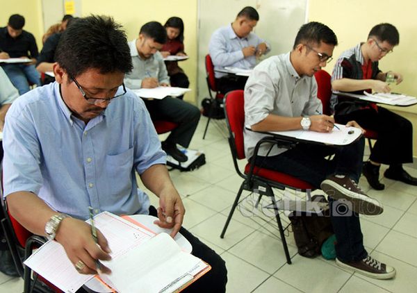 Ribuan Calon Advokat Ujian Profesi di Peradi Ribuan Calon Advokat Ujian Profesi di Peradi