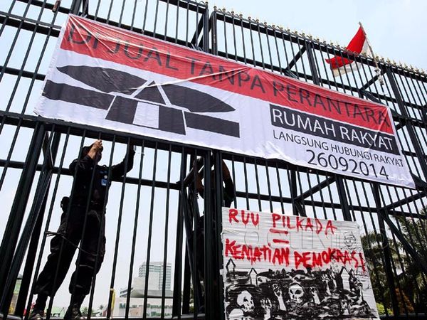 Pamdal Copot Spanduk Gedung DPR/MPR Dijual