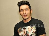 Duh... Gantengnya Abimana di Premier Haji Backpacker