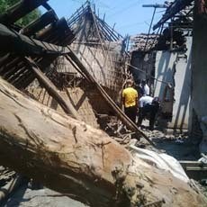 Tiga Rumah Hancur Setelah Terjadi Ledakan Hebat