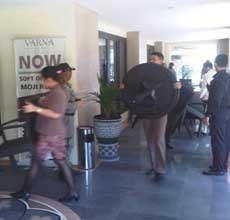 Ditertibkan Satpol, Meja Kursi Milik Hotel Varna Akhirnya Diboyong dari Trotoar