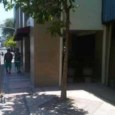 Ditertibkan Satpol karena Makan Trotoar, Hotel Varna Melawan