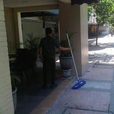 Detik-detik Penertiban Hotel Makan Trotoar di Surabaya