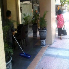 Duh! Hotel Varna Makan Trotoar