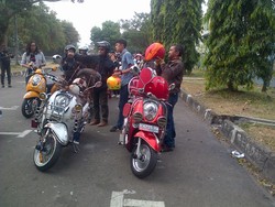 Aksi Simpatik, Ratusan Vespa Konvoi Meriahkan HUT Bandung