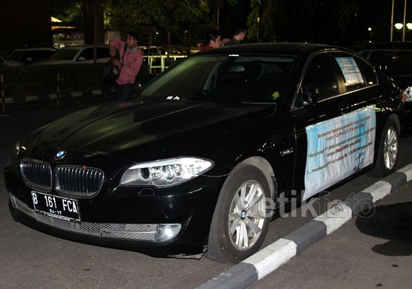 BMW Hitam Dipenuhi Stiker Keputusan Pengadilan