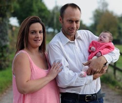 Pertamakalinya Dalam 100 Tahun, Keluarga Ini Dikaruniai Bayi Perempuan