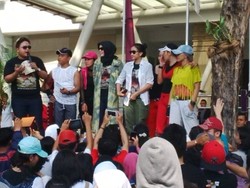 Yuk Intip Antusias Masyarakat Surabaya Jelang Premiere Haji Backpacker