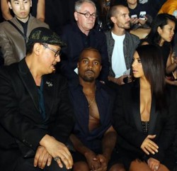 Datang ke Paris Fashion Week, Kim Kardashian Disoraki Penonton karena Ngaret