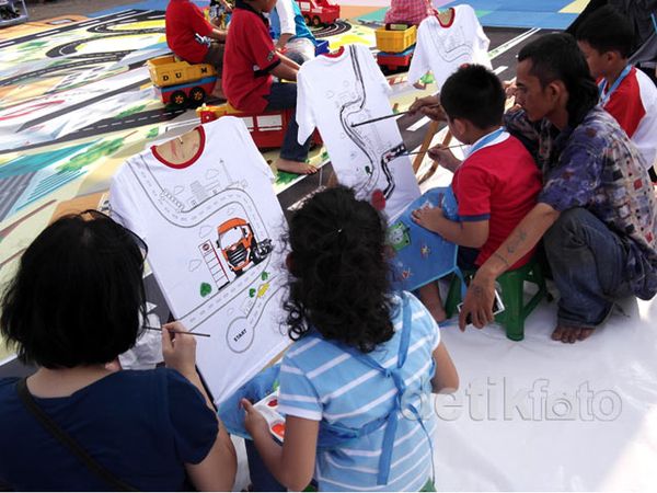 Lomba Mewarnai Anak di IIMS 2014