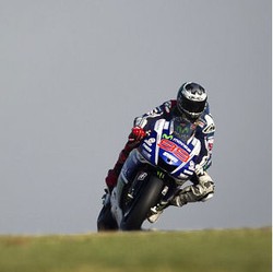 Pedrosa & Marquez Jatuh, Lorenzo Menang