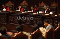 Patrialis Pernah Komentari UU Pilkada, Ketua MK: Suara 9 Hakim yang Memutuskan