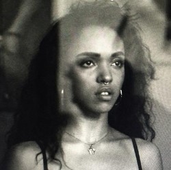 Disebut Mirip Monyet, Pacar Robert Pattinson Pamer Foto Tanpa Make-up